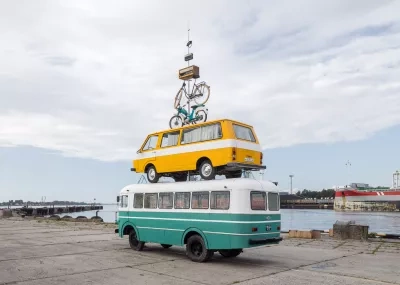 un bus surmonté d'un combi surmonté d'un vélo, d'une radio © Ivan-Erofeev