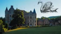 Vue du château avec cygne déssiné dans le ciel © Hervé Frumy