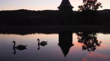 le bassin et ses cygnes, le reflet du châterau dans l'eau avec les 1ers rayons du soleil © Hervé Frumy