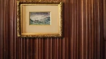 aquarelle encadré accroché à un mur tapissé © Hervé Frumy